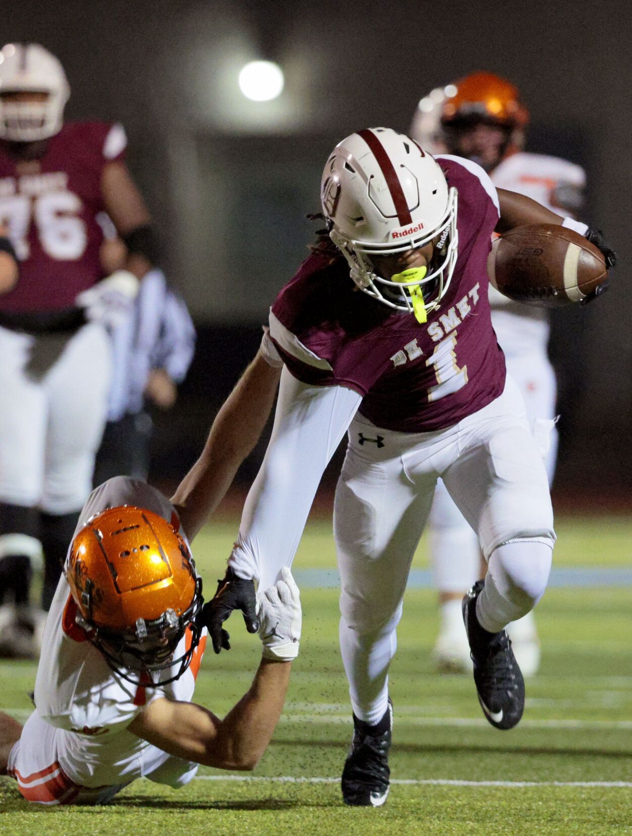 DeSmet stifles Edwardsville 30-15